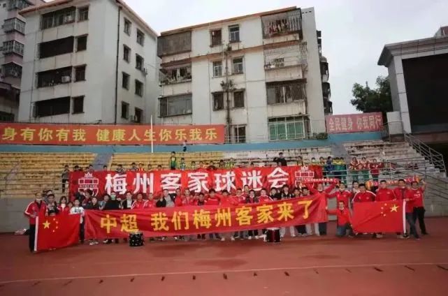把我按在在落地玻璃窗前做的视频